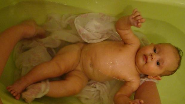Первые водные процедуры для новорождённого
