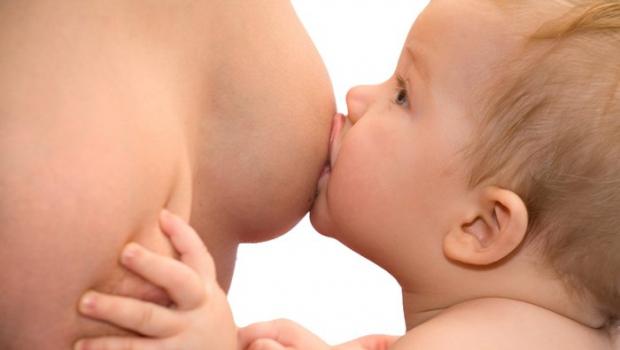 دلایل نارضایتی و گریه نوزاد در هنگام شیر خوردن