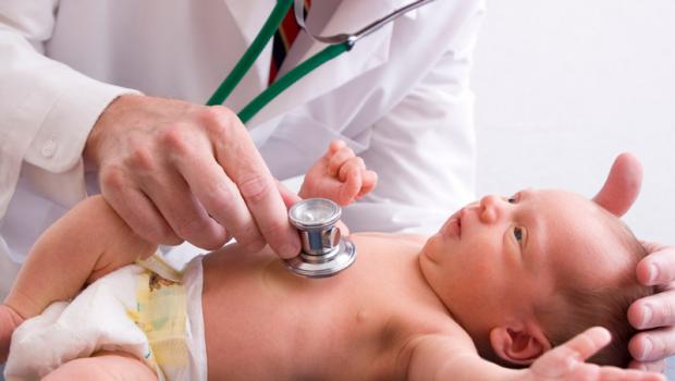Miért áll ki egy újszülött köldöke: okok, kezelési módszerek