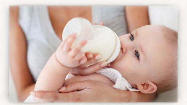 كيف تكمل التغذية الصناعية للطفل الذي يرضع؟