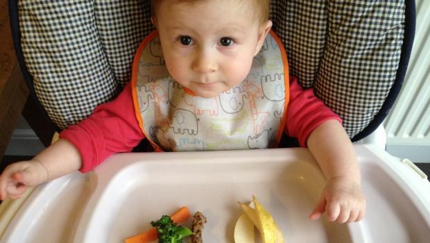 متى يستطيع الطفل تناول الطعام بمفرده بالملعقة؟