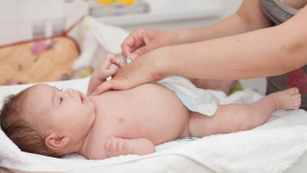 لماذا يبكي المولود الجديد باستمرار: الأسباب والطرق المثبتة لتهدئة الرضيع بسرعة