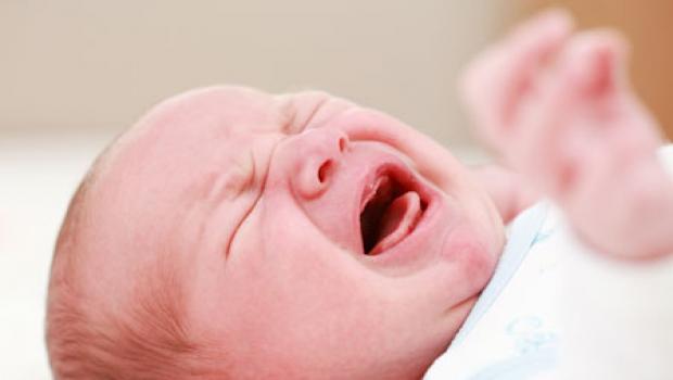 لماذا يبكي المولود الجديد في كثير من الأحيان: 6 أسباب